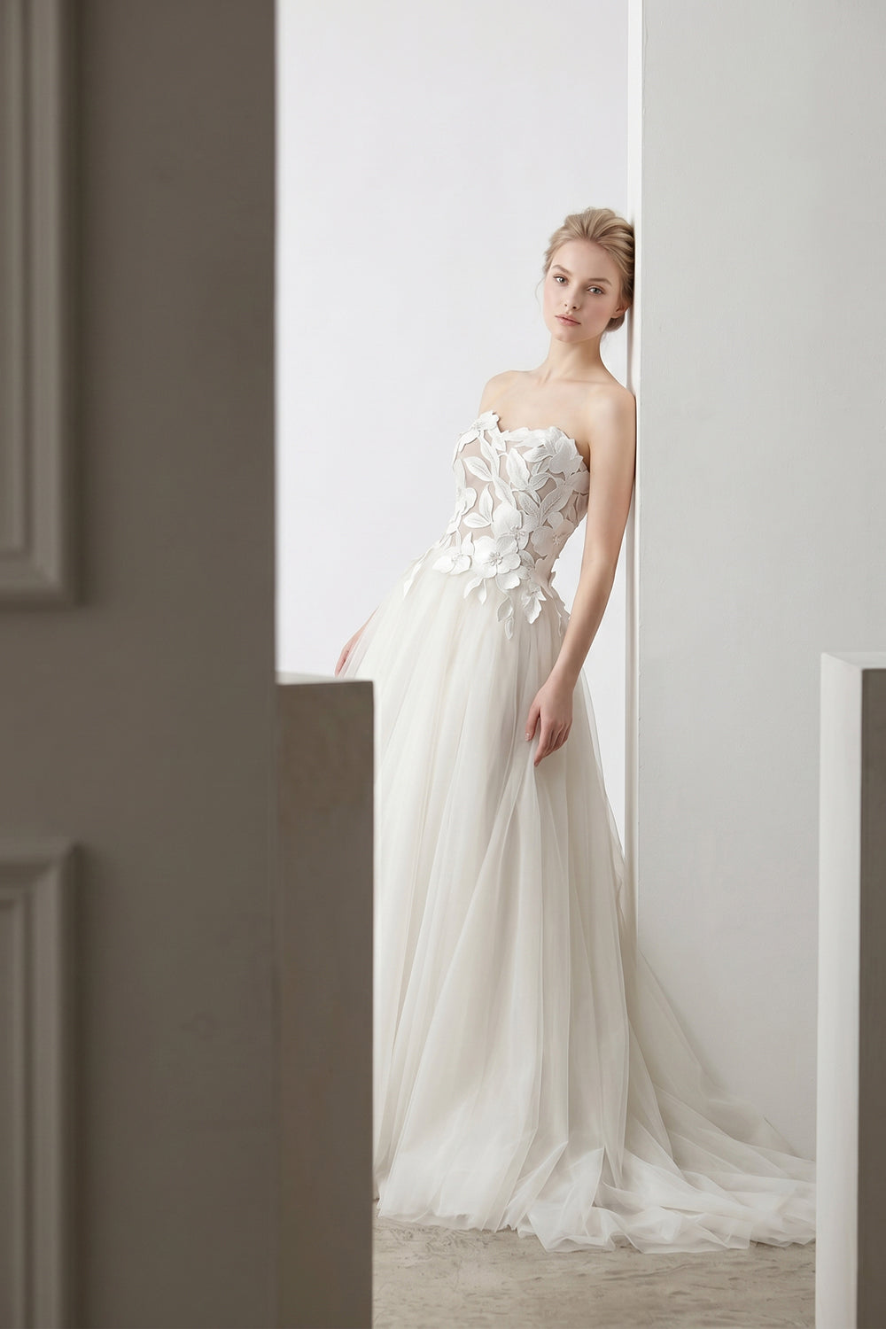 Strapless Floral Appliqué Tulle Ball Gown Wedding Dress Romantic Bridal Gown with Train